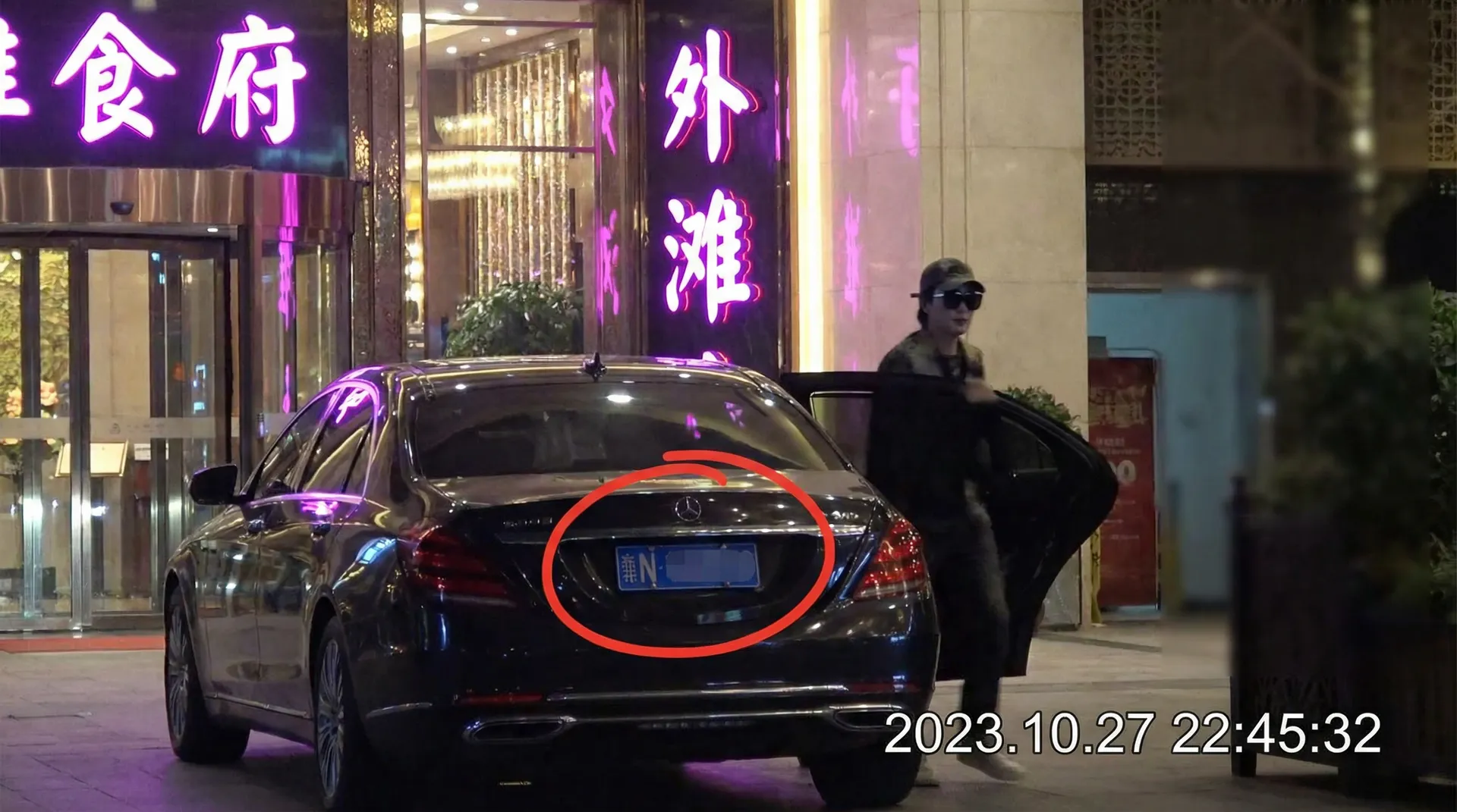 黄色仓库-黄色仓库官方入口-在线播放|高清视频 - 豪车餐厅外偷拍